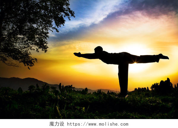 夕阳下独立身体和手向前的瑜伽人物剪影户外瑜伽户外瑜伽
